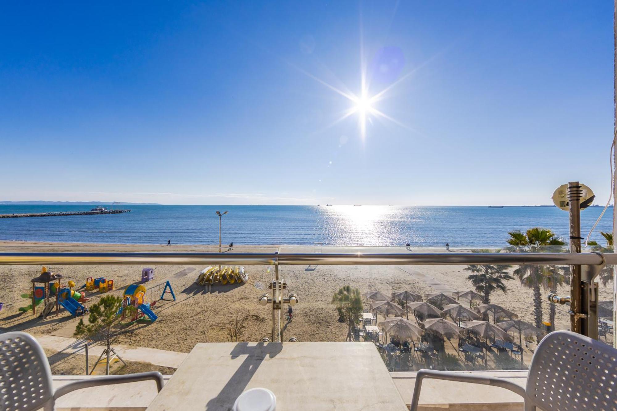 The Beachfront Apartment Durrës Exterior foto